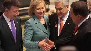 Ch&aacute;vez y Hilary Clinton se dan un emotivo apret&oacute;n de mano